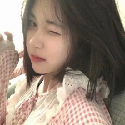 黑白照片的少女